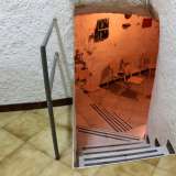 Tramite un�altra scalinata si raggiunge un�altra piccola stanza che si trova tre metri sotto il livello stradale